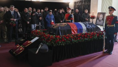 Шефът на "Вагнер" бие на очи на погребението на блогъра Татарски, гъмжи от полиция