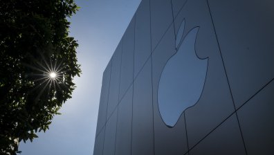 Огромен скандал с директора по сигурността на Apple