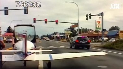 Самолет кацна аварийно на натоварено шосе в САЩ