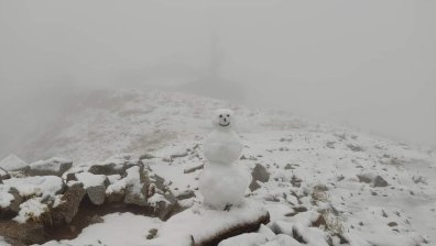 Сняг посипа Мусала, появи се и снежен човек