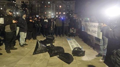 Граждани на протест пред МВР с въпроси за убитите край Околчица и Петрохан
