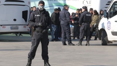 Хаос и напрежение при пристигането в София на българи от Германия (+СНИМКИ)