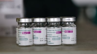 Испания потвърди случаи на тромбози и починали след ваксиниране с AstraZeneca