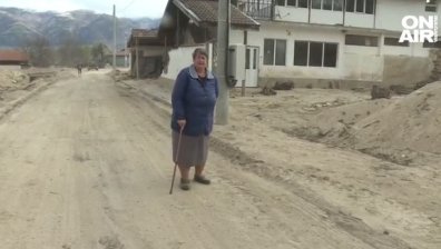 "Срамота! Не можем да си купим хляб": Възрастни ходят над 2 км, заради разрушени мостове