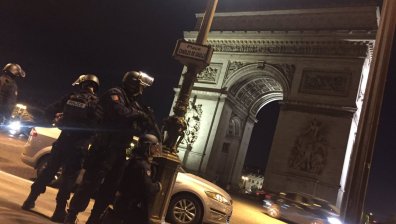 Полицай бе убит при стрелба в Париж, друг е ранен