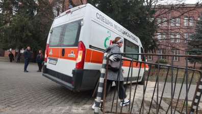 Кола засече линейка на пътя, удариха се челно