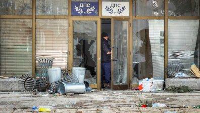 Така изглеждат офисите на ГЕРБ и ДПС-НН след снощния протест (СНИМКИ)