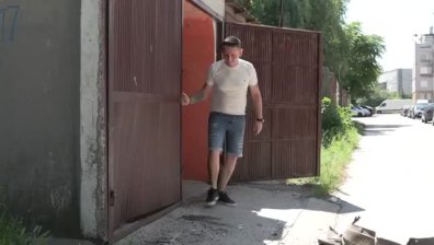 Началник в МВР в Харманли катастрофира в гараж и избяга, отърва се с глоба от 500 лв.
