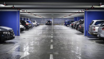 Парадокс: Електрическите коли не могат да се оставят на многоетажни паркинги, тежки са