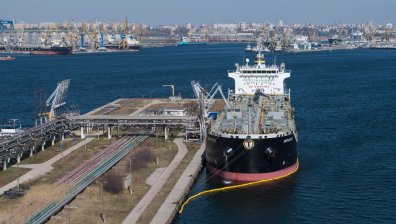 Протестите в Китай удариха цената на петрола - най-ниската е от година