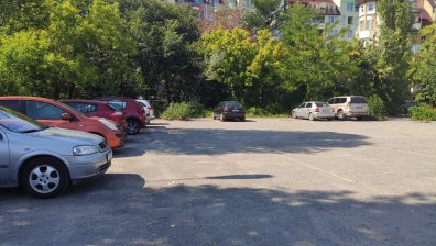 Продължава незаконното паркиране върху общински площи в район "Младост"