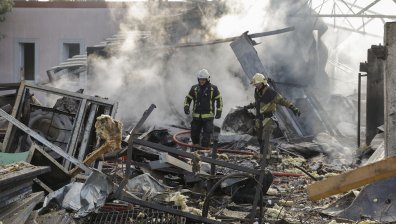 Двама убити, петима ранени и щети по жилищни сгради при руски удари в Украйна