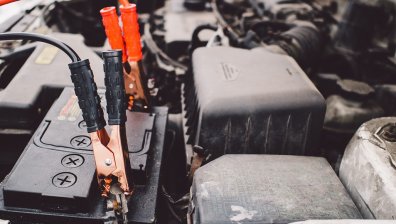 Защитният капак на автомобила - как може да повреди акумулатора?