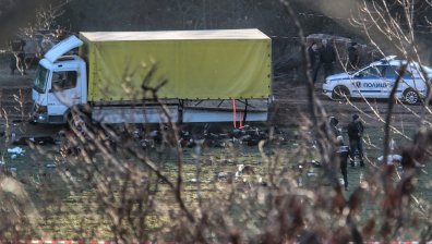 Зловеща находка - откриха 18 трупа на мигранти в камион край София