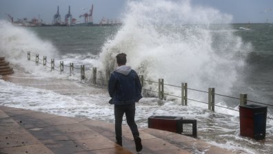 Силни бури в Турция отнесоха покриви и събориха дървета