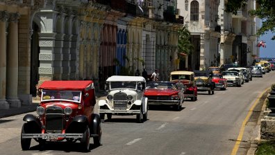 Парад на ретро автомобили очарова туристите в Куба