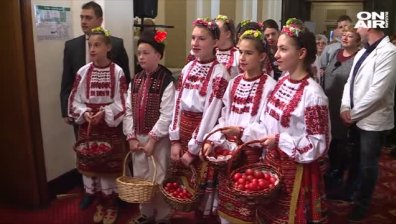 На Велика сряда деца в народни носии изненадаха депутатите в НС
