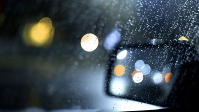 Защо дъждът в големите градове винаги води до задръствания?