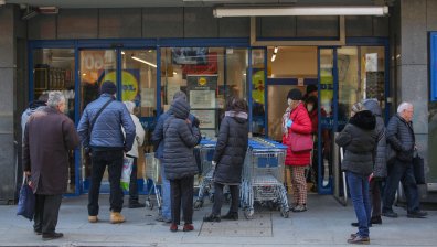 Промениха диапазона, в който ще пазаруват хората над 65 г.