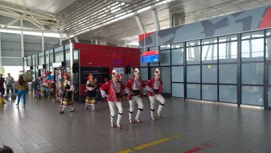 Народни танци изненадаха пристигащите на Летище София