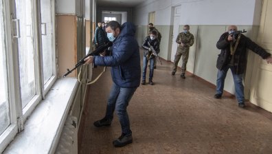 Критично положение в Мариупол, затишие в Киев и Харков