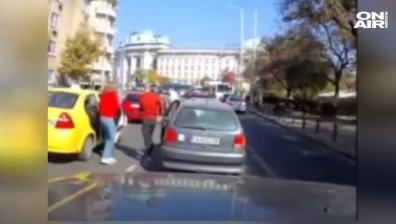 Мъж с тротинетка се блъсна в автомобил