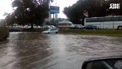 Лятна буря наводни Варна и превърна улиците в реки