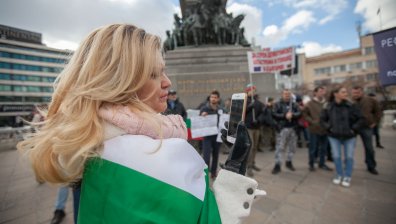 Десетки граждани се събраха на протест пред Народното събрание