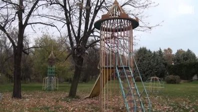 Жители на Хисаря се оплакват от опасни детски площадки