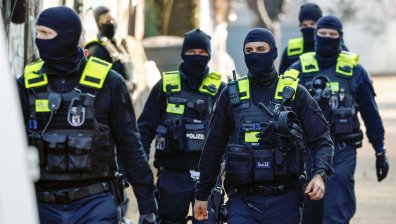 Арестуваха 10 души за трафик на богати мигранти в Германия