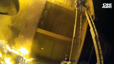 Огнеборец улови дете, хвърлено от третия етаж на горяща сграда