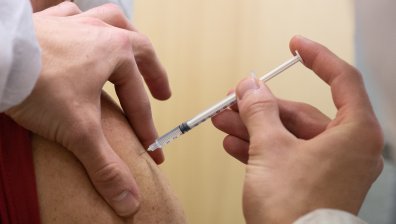 Франция започва ваксинация с четвърта доза на хората над 80 г., но при условие