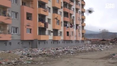 Чистотата около саниран блок в Казанлък просъществува само няколко месеца