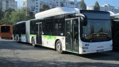 Шофьор на автобус, пълен с пътници, навлезе в насрещното, за да си купи храна