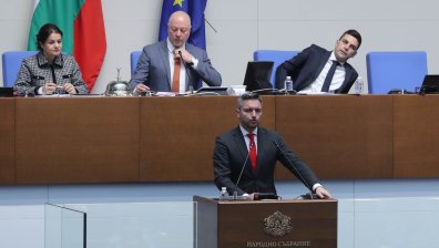 Властта гледа към ротацията, опозицията отправи критики и закани