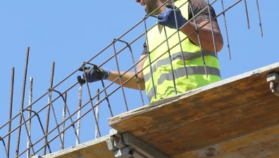 Helpbook: Съседи вдигнаха незаконна постройка, басейнът е до оградата ни