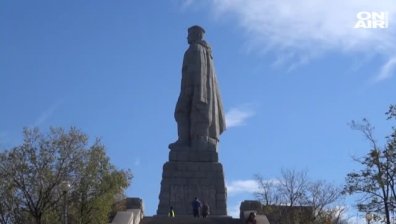 Поредният осквернен паметник - "Альоша" осъмна в свастики