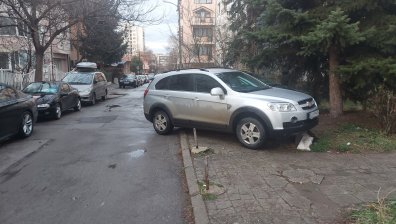 Тротоар и зелена площ в столичен квартал се превърнаха в "паркинг"