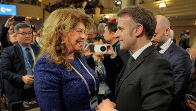 Йотова се срещна с Макрон на Мюнхенската конференция
