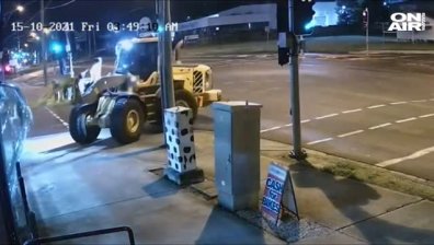 В Австралия крадат мотори от магазините директно с трактор (+ВИДЕО)