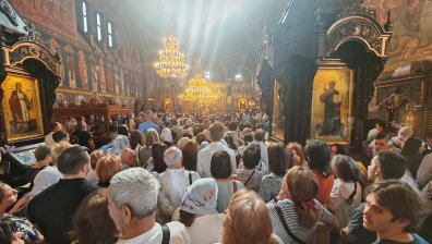 Втори ден стотици миряни се редят на опашка пред чудотворната Хавайска икона в София