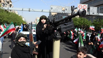 Въоръжени жени излязоха на митинг в Иран срещу САЩ и Израел (СНИМКИ)