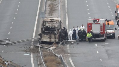 Сравняват списъците на фирмата превозвач в търсене на осмия спасен от горящия автобус