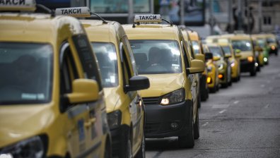 По-скъпи таксита още днес: Шофьори избират дали да отложат новите цени за 1 януари