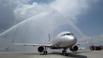 С воден салют посрещнаха първия полет на "Аерофлот" от Москва
