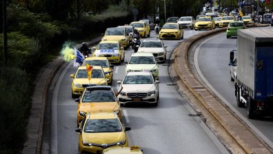 Таксиметрови шофьори в Гърция готвят безсрочна стачка