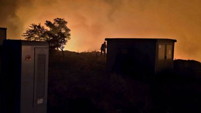 Огън край Асеновград обхвана част от депото за отпадъци, 50 пожарникари се борят със стихията