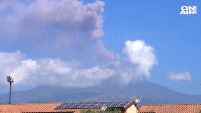 Етна изригна и изхвърли стълб от пепел с височина 4 км (+ВИДЕО)