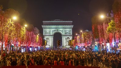 Коледен дух завладя Париж: Запалиха светлините на "Шанз-Елизе"