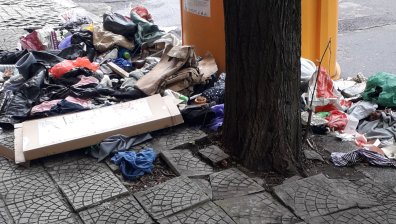 Вехтории "разкрасяват" тротоарите в столичен квартал, носи се неприятна миризма